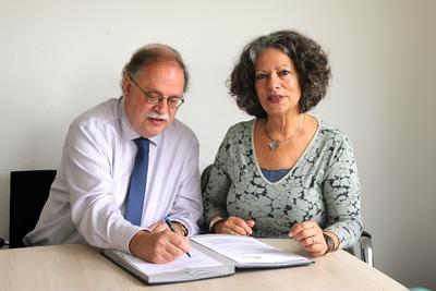 Dieter Starke und Alexandra Szylowicki bei der Vertragsunterzeichnung 