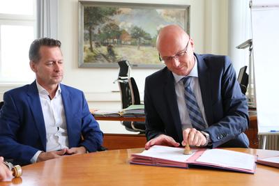Unterzeichnung Kooperationsvereinbarung: Hohen Neuendorfs Bürgermeister Apelt und Oberhavels Landrat Weskamp (rechts im Bild).