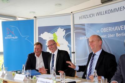 Pressekonferenz: Brandenburgs Finanzminister Christian Görke, Oberhavels Landrat Ludger Weskamp und Brandenburgs Ministerpräsident Dr. Dietmar Woidke (von links nach rechts) am 16.10.2018 in Oranienburg.