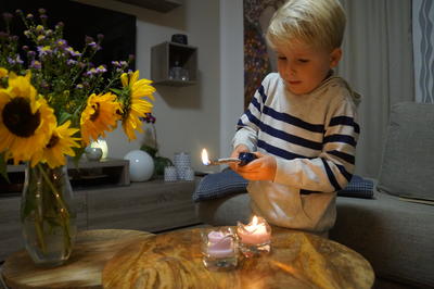 Kerzen und offenes Feuer stellen im Haushalt eine große Unfallgefahr für Kinder dar.