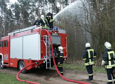 Die Feuerwehr bei der Bekämpfung eines Waldbrandes in Oberhavel.