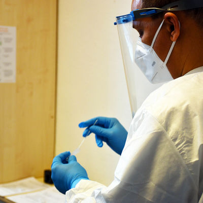 Coronavirus-Test: Die entnommene Probe wird in ein Teströhrchen platziert.