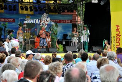 Beim Brandenburger Wasserfest in Fürstenberg/Havel herrscht nicht nur auf den Bühnen beste Stimmung.